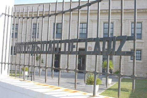 Cierre de la Facultad Ciencias del Trabajo (Cádiz) durante el mes de agosto de 2022