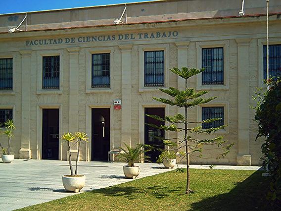 Cierre de la Facultad de Ciencias del Trabajo (Cádiz) durante el período navideño.